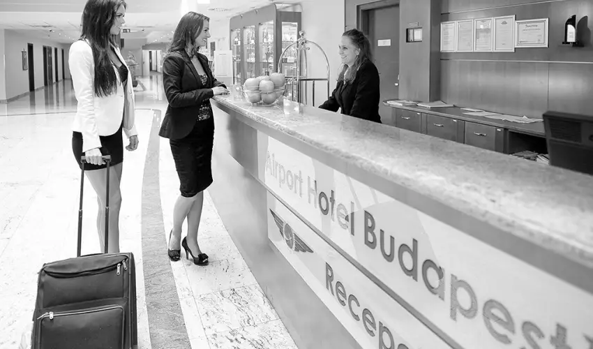Airport Hotel Budapest Vecs�s - M�jus 1. - teljes el�refizet�ssel (min. 3 �j)