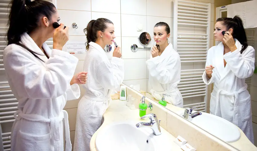 Airport Hotel Budapest Vecss - Mjus 1. - teljes elrefizetssel (min. 3 j)