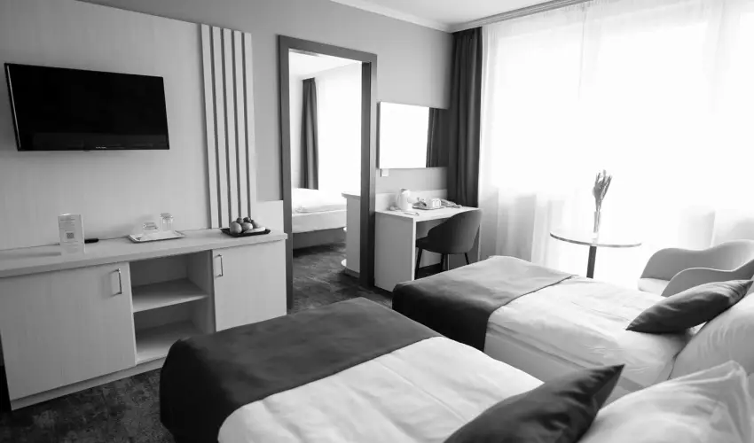Airport Hotel Budapest Vecs�s - M�jus 1. - teljes el�refizet�ssel (min. 3 �j)