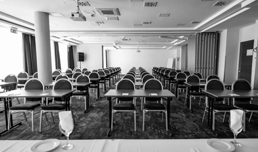 Airport Hotel Budapest Vecs�s - M�jus 1. - teljes el�refizet�ssel (min. 3 �j)