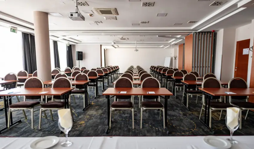 Airport Hotel Budapest Vecss - Mjus 1. - teljes elrefizetssel (min. 3 j)