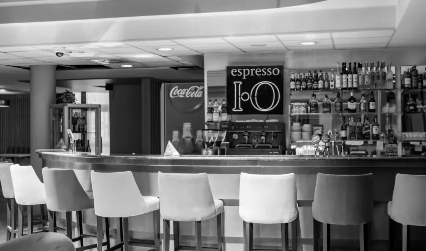 Airport Hotel Budapest Vecs�s - M�jus 1. - teljes el�refizet�ssel (min. 3 �j)