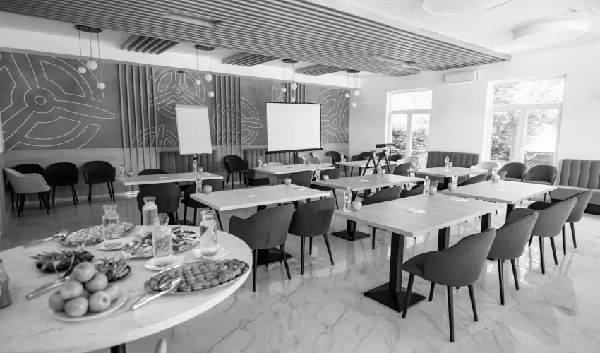 Airport Hotel Budapest Vecs�s - M�jus 1. - teljes el�refizet�ssel (min. 3 �j)