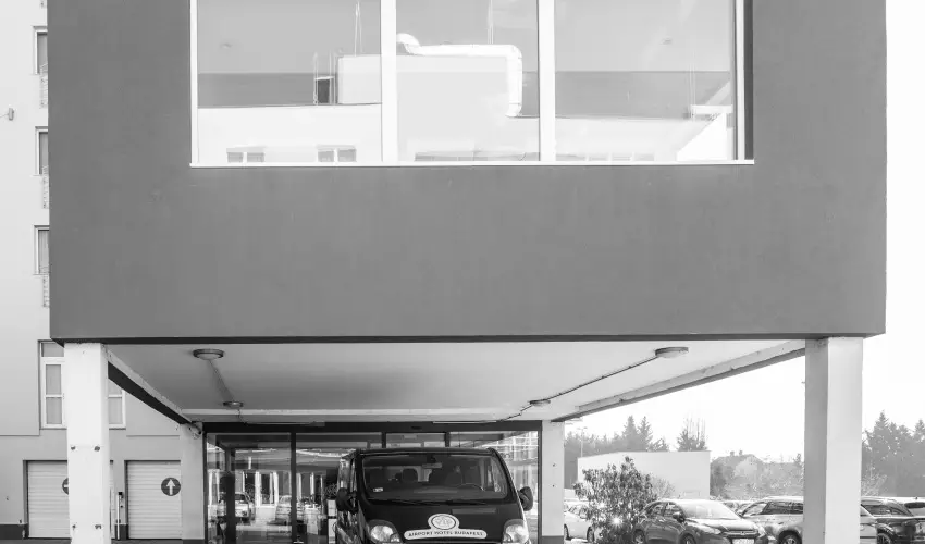 Airport Hotel Budapest Vecs�s - M�jus 1. - teljes el�refizet�ssel (min. 3 �j)