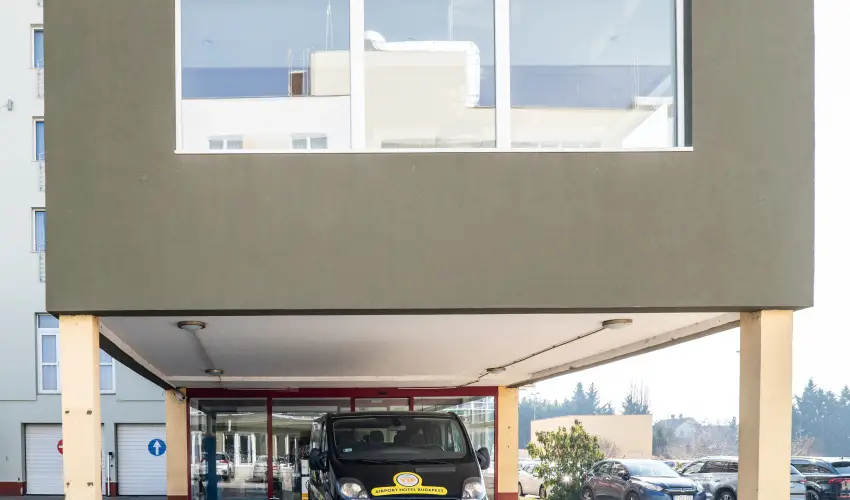 Airport Hotel Budapest Vecss - Mjus 1. - teljes elrefizetssel (min. 3 j)