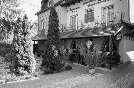 Ambr�zia Sz�ll�shely �s �tterem - M�jus 1. (min. 3 �j)