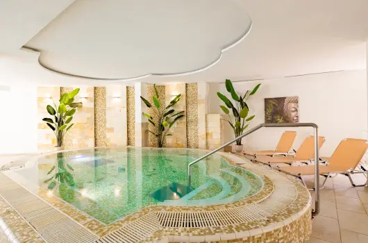 Aurora Hotel - M�jus 1. (min. 2 �j)