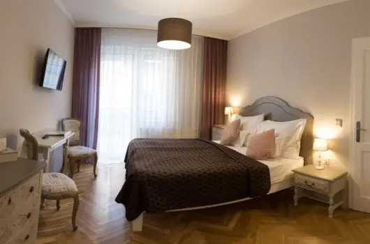 Aurora Vend�gh�z - M�jus 1. (min. 2 �j)