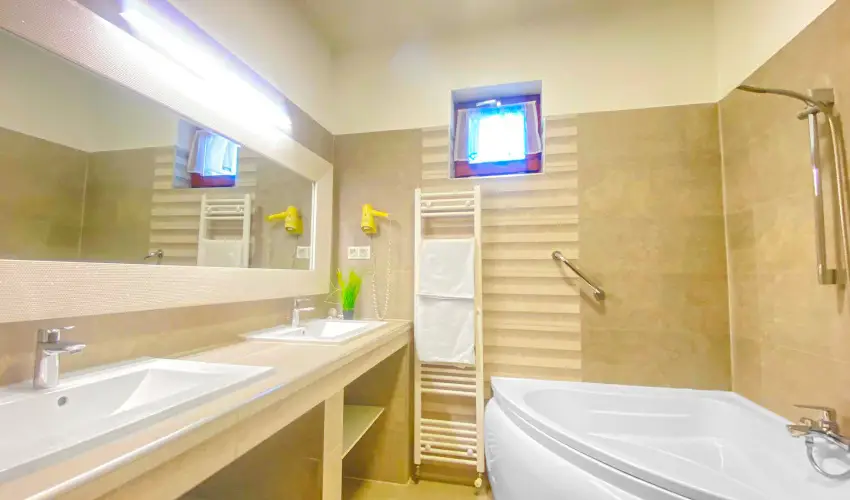 Bajor Panzi Aparthotel Bk, Bkfrd - Mjus 1.