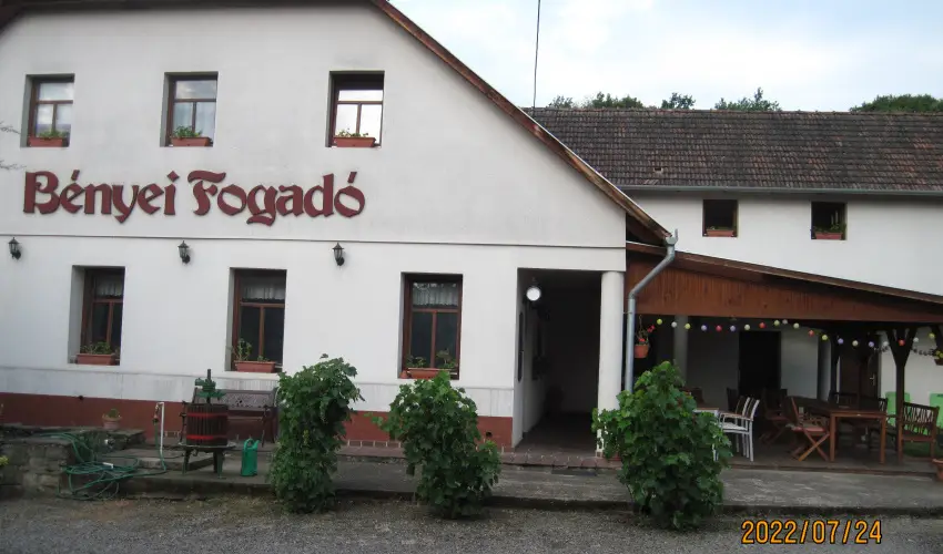 B�nyei Fogad� �s �tterem Erd�b�nye - M�jus 1. (min. 2 �j)