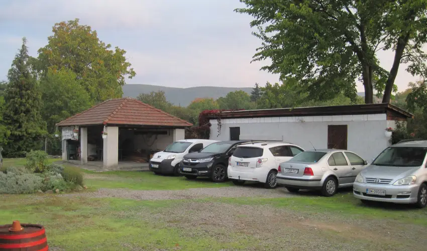 B�nyei Fogad� �s �tterem Erd�b�nye - M�jus 1. (min. 2 �j)