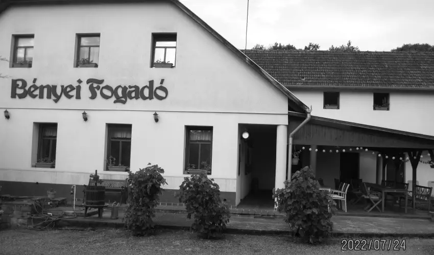 B�nyei Fogad� �s �tterem Erd�b�nye - M�jus 1. (min. 2 �j)