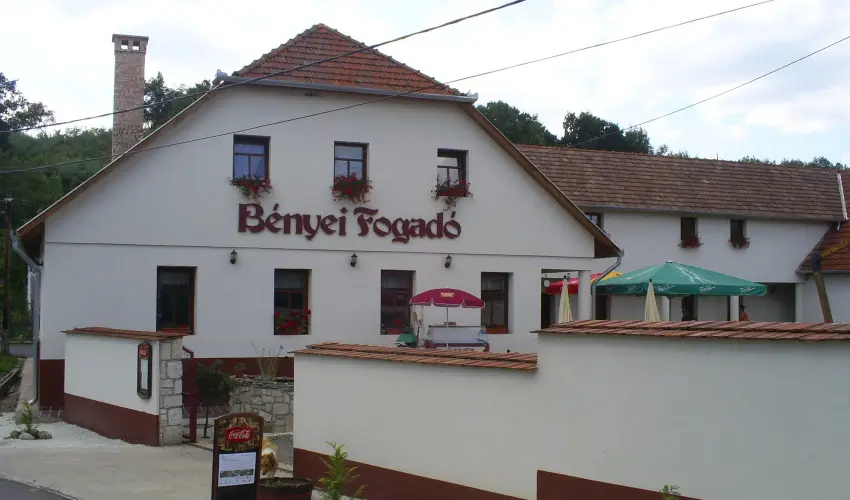 B�nyei Fogad� �s �tterem Erd�b�nye - M�jus 1. (min. 2 �j)