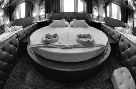 Corvin Hotel - M�jus 1. (min. 2 �j)