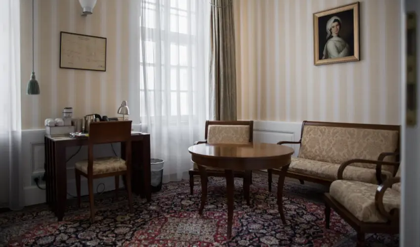 Erzsbet Nagy Szlloda Paks - Mjus 1.