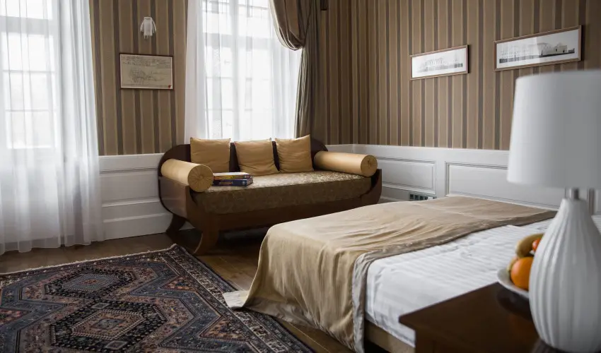 Erzsbet Nagy Szlloda Paks - Mjus 1.