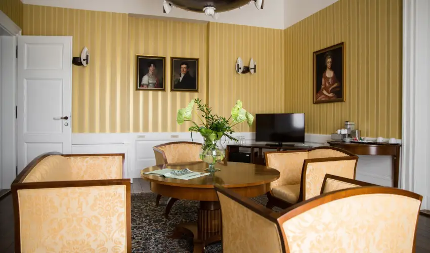 Erzsbet Nagy Szlloda Paks - Mjus 1.