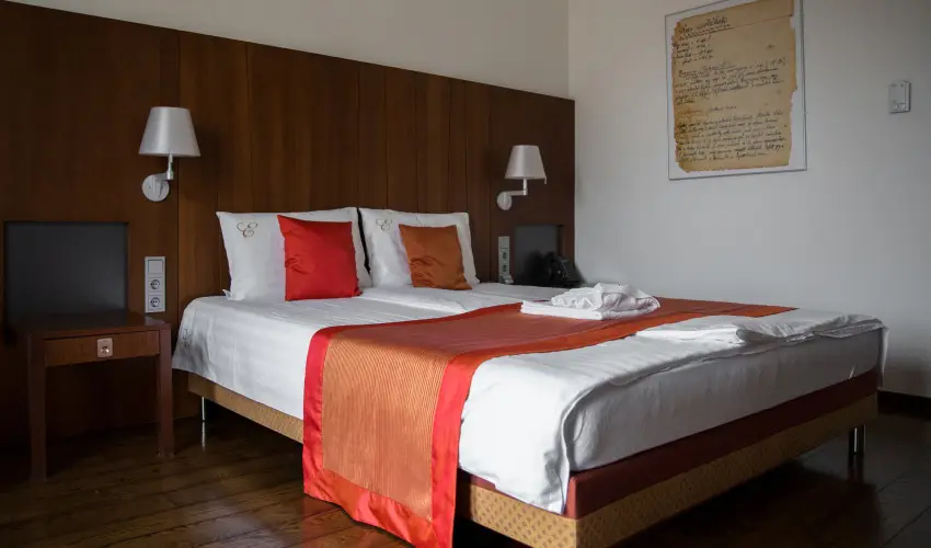 Erzsbet Nagy Szlloda Paks - Mjus 1.