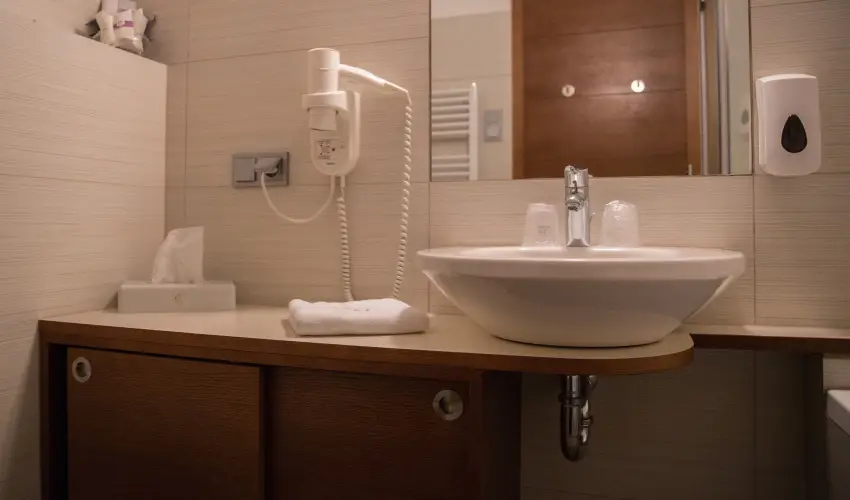 Erzsbet Nagy Szlloda Paks - Mjus 1.