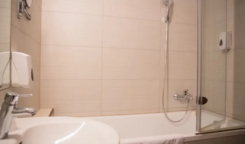 Erzsbet Nagy Szlloda Paks - Mjus 1.