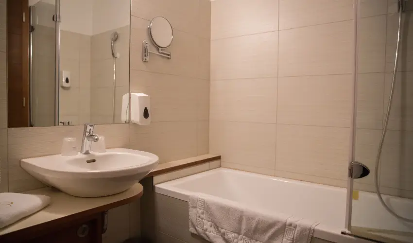 Erzsbet Nagy Szlloda Paks - Mjus 1.