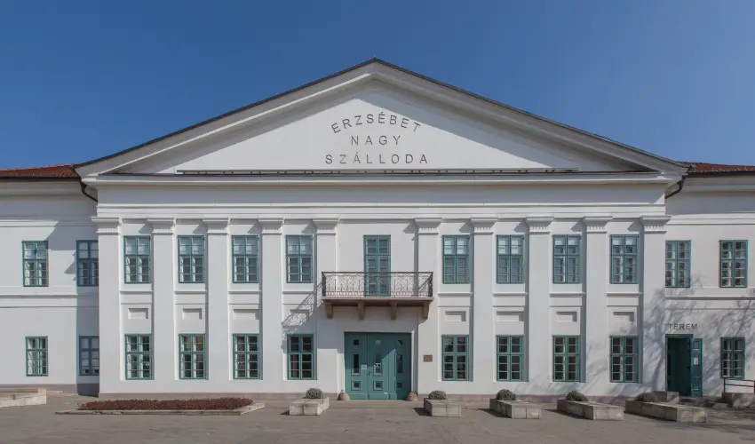 Erzsbet Nagy Szlloda Paks - Mjus 1.