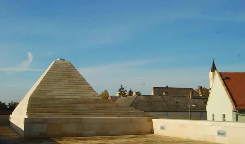 Erzsbet Nagy Szlloda Paks - Mjus 1.