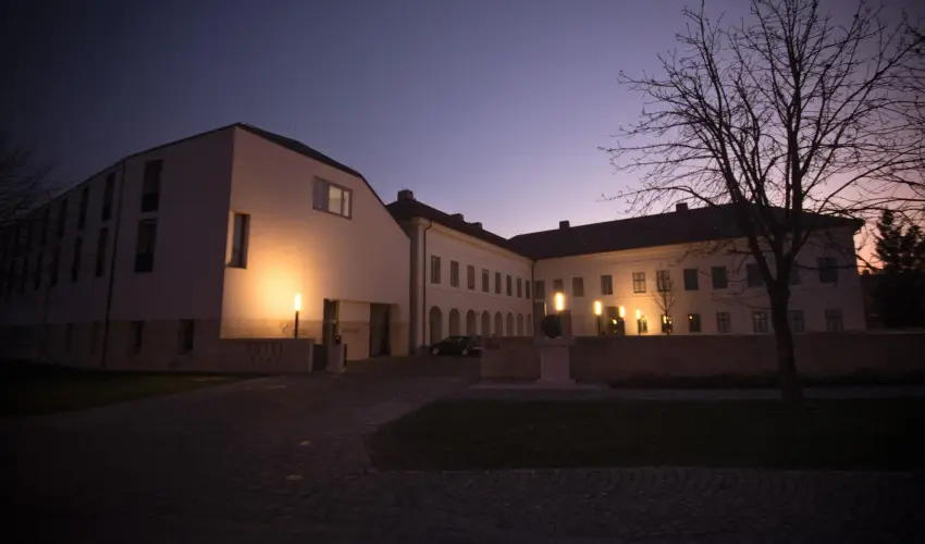 Erzsbet Nagy Szlloda Paks - Mjus 1.