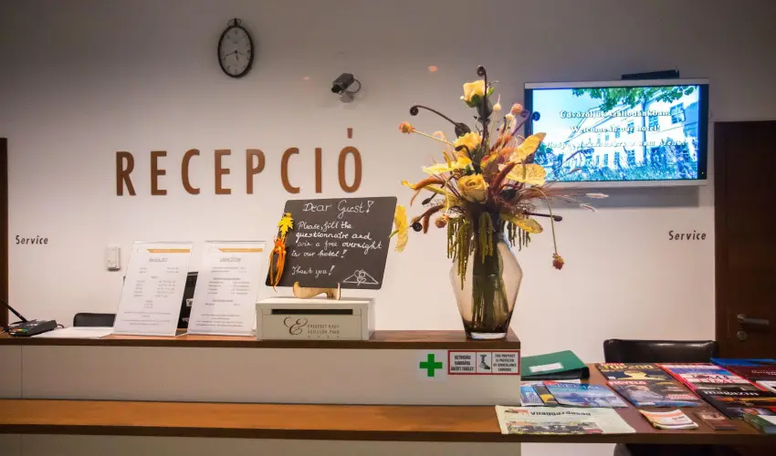 Erzsbet Nagy Szlloda Paks - Mjus 1.