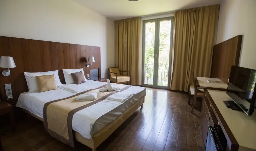 Erzsbet Nagy Szlloda Paks - Mjus 1.