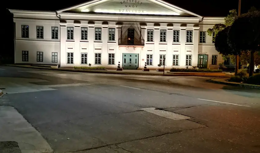 Erzsbet Nagy Szlloda Paks - Mjus 1.