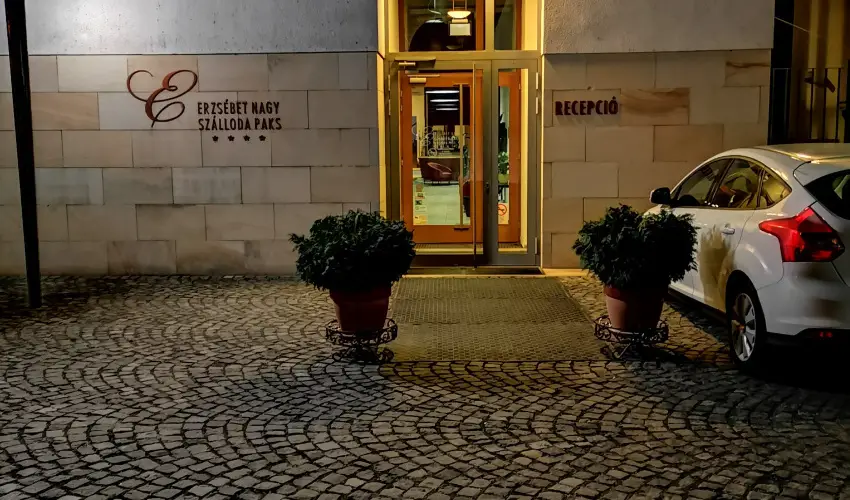 Erzsbet Nagy Szlloda Paks - Mjus 1.