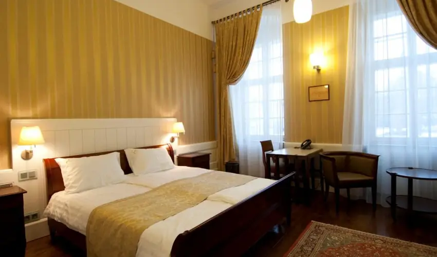 Erzs�bet Nagy Sz�lloda Paks - M�jus 1.