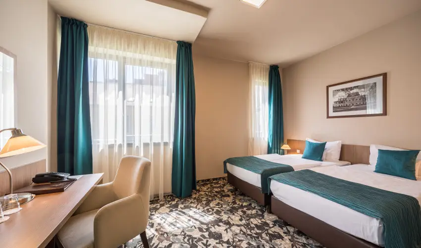 Erzsbet Kirlyn Szlloda Gdll - Mjus 1. - specilis elrefizetssel