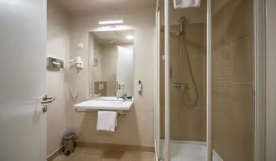 Erzsbet Kirlyn Szlloda Gdll