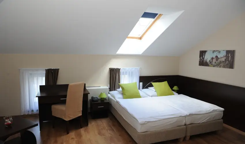 Ezsthd Hotel Veszprm - Mjus 1.