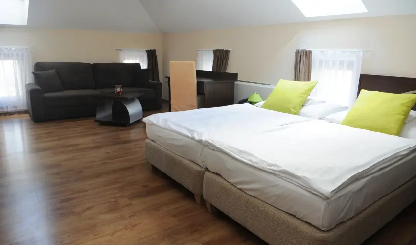 Ezsthd Hotel Veszprm - Mjus 1.