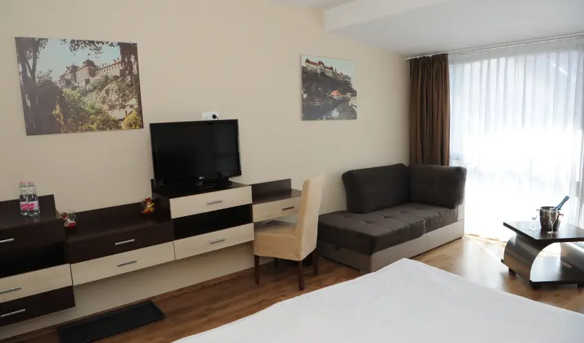 Ezsthd Hotel Veszprm - Mjus 1.