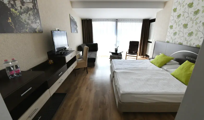 Ezsthd Hotel Veszprm - Mjus 1.