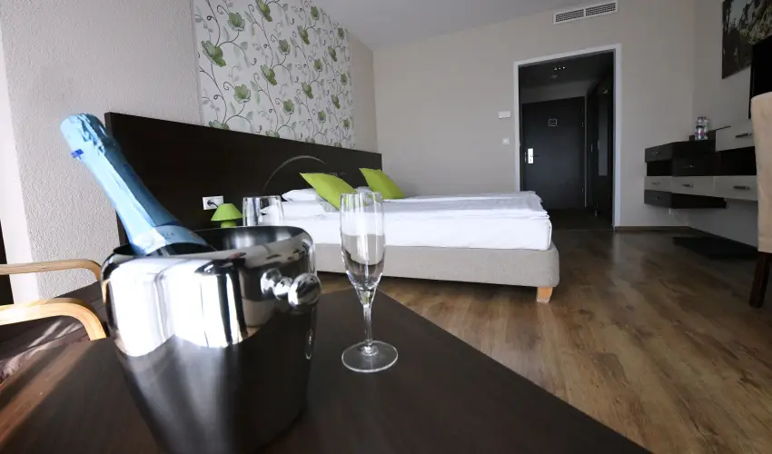 Ezsthd Hotel Veszprm - Mjus 1.