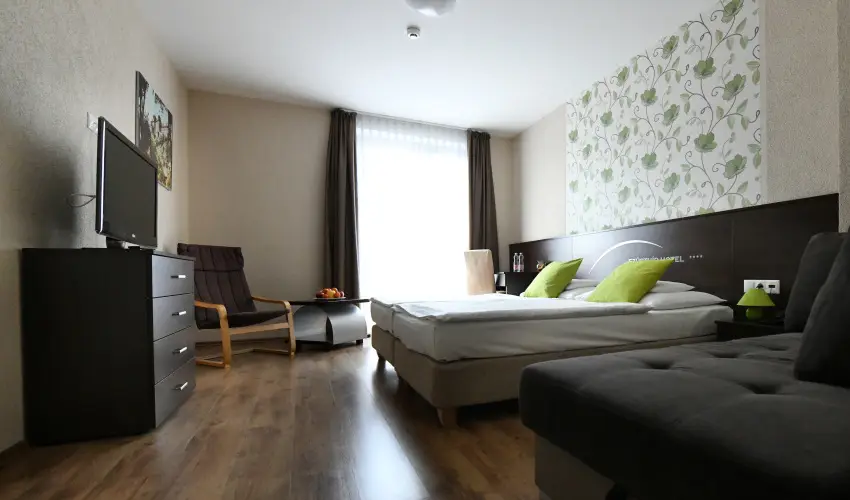 Ezsthd Hotel Veszprm - Mjus 1.