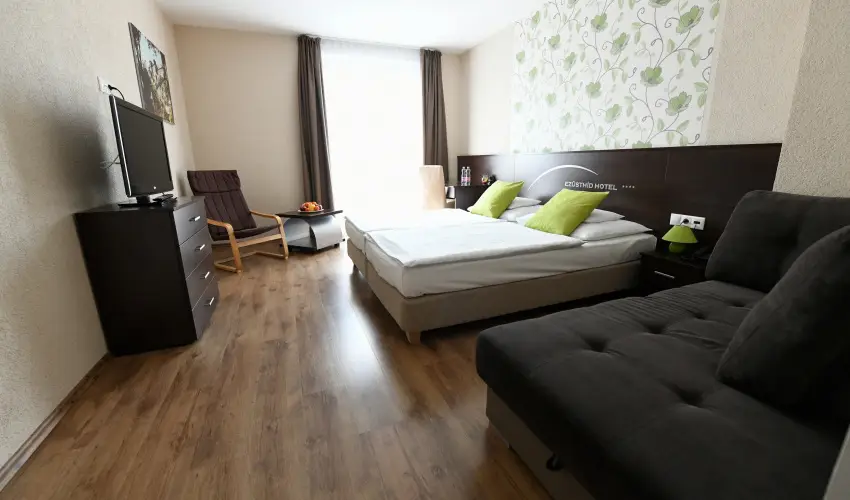 Ezsthd Hotel Veszprm - Mjus 1.