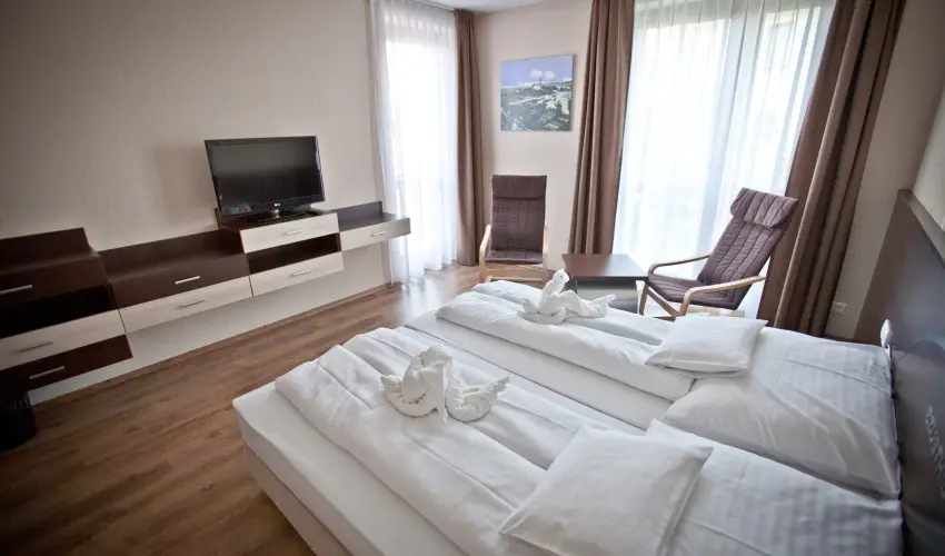 Ezsthd Hotel Veszprm - Mjus 1.