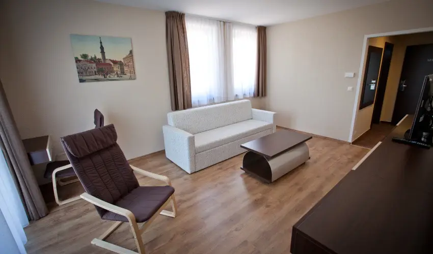 Ezsthd Hotel Veszprm - Mjus 1.