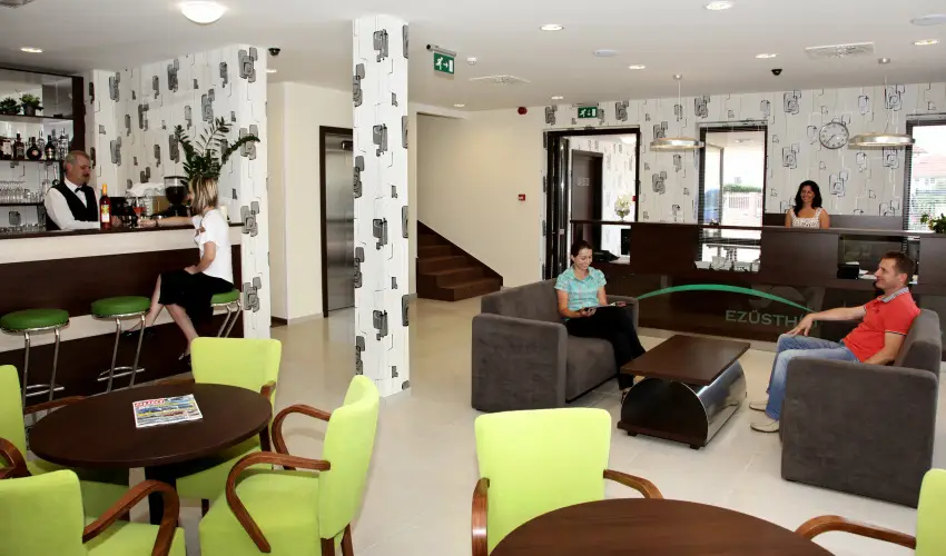 Ezsthd Hotel Veszprm - Mjus 1.