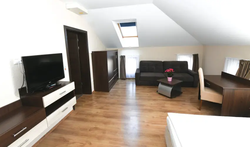 Ezsthd Hotel Veszprm - Mjus 1.