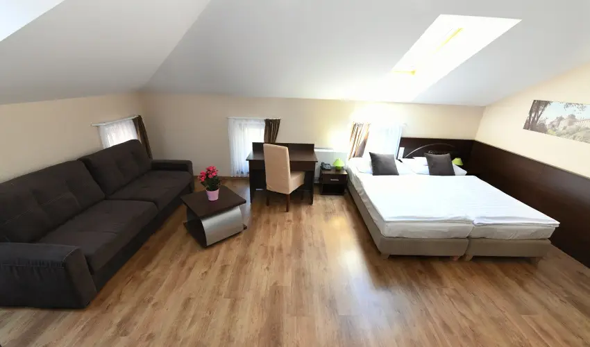 Ezsthd Hotel Veszprm - Mjus 1.