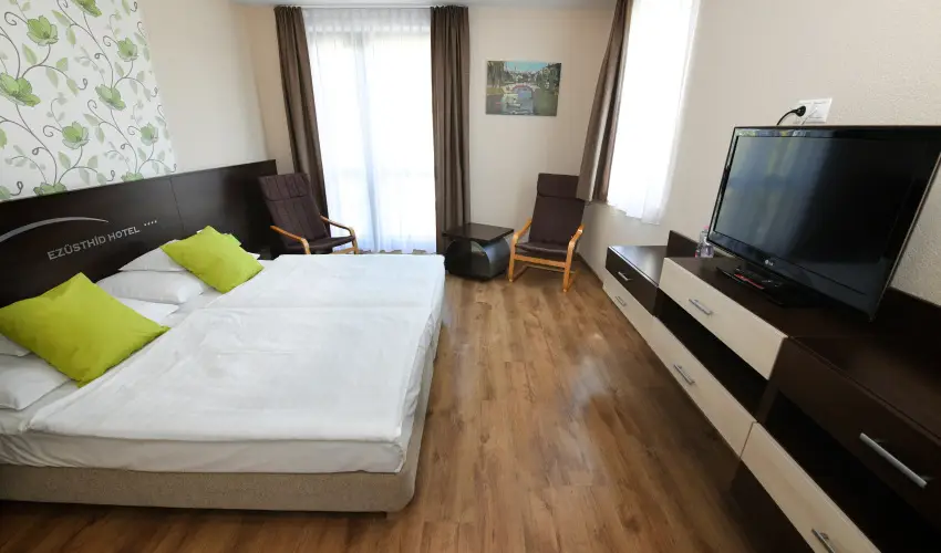Ezsthd Hotel Veszprm - Mjus 1.