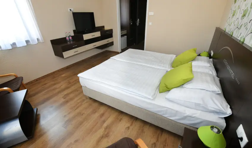 Ezsthd Hotel Veszprm - Mjus 1.