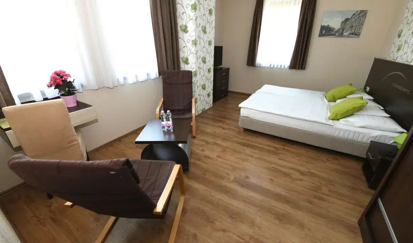 Ezsthd Hotel Veszprm - Mjus 1.